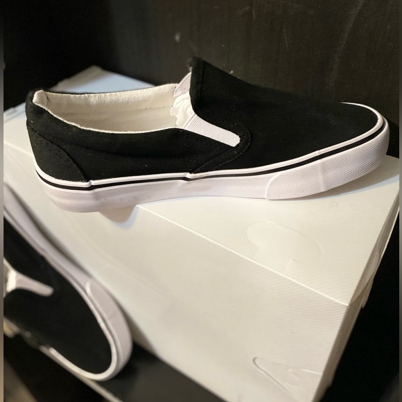 NWOT Women’s Black Deck Slip on Canvas Shoes Size:5 - Picture 2 of 7